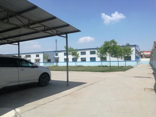 德州健之源地處魯西北平原，毗鄰黃河故道森林公園，生產(chǎn)條件環(huán)境優(yōu)越，擁有現(xiàn)代化的廠房，標(biāo)準(zhǔn)化的生產(chǎn)車間，公司擁有三證：SC食品生產(chǎn)許可證、GMP證、食品出口生產(chǎn)企業(yè)證書，生產(chǎn)過程中采用ISO22000管理體系進行科學(xué)管理，并擁有近十年的生產(chǎn)加工經(jīng)驗，產(chǎn)品口感、湯色、功效等各項指標(biāo)均能達到客戶滿意，生產(chǎn)采用全自動帶線帶牌袋泡茶包裝機生產(chǎn)線，有全套的粉碎和超微粉碎、分篩、烘干、滅菌、制粒、制袋等設(shè)備，科學(xué)的生產(chǎn)工藝和嚴(yán)格規(guī)范的滅菌殺毒技術(shù)。